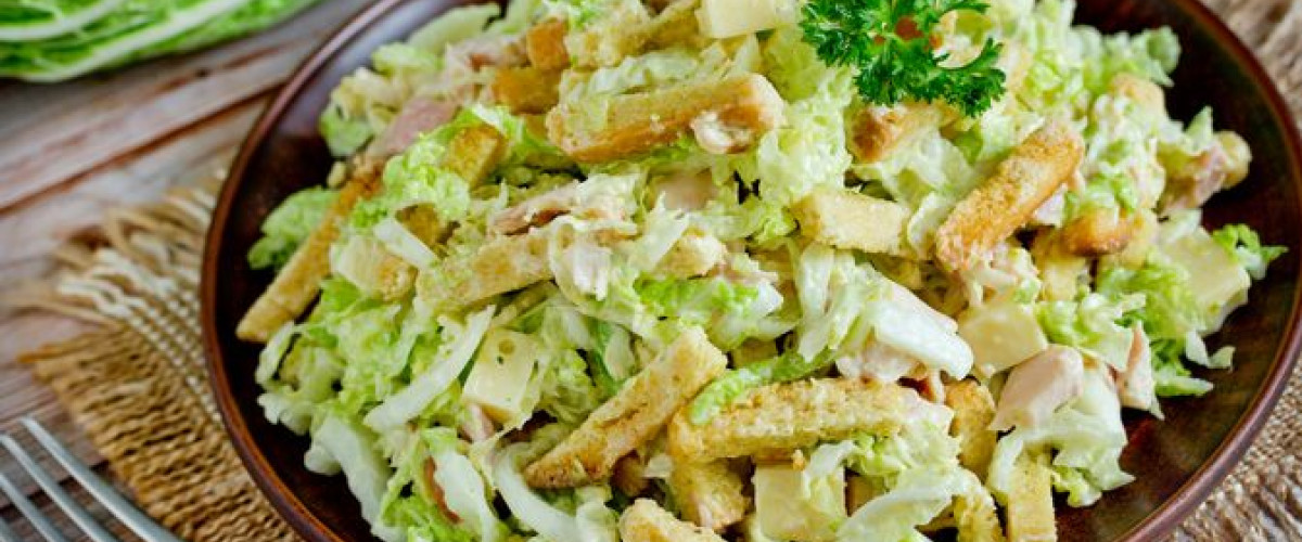 Пекинский салат с курицей и сухариками