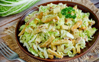 Пекинский салат с курицей и сухариками