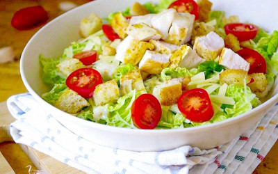 Салат Цезарь с курицей и сухариками