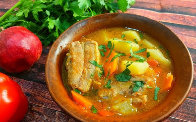 Шурпа из свиных ребрышек